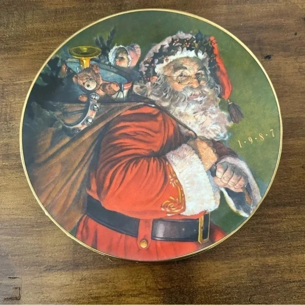 Avon The Magic That Santa Brings 1987 Gold Trimmed Vintage Decor Plate